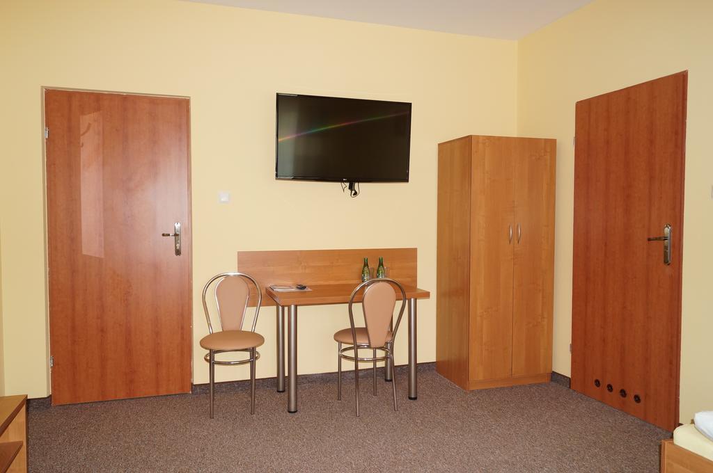 Ostrowiec Świętokrzyski Hotel-Restauracja-Bar Rudka מראה חיצוני תמונה